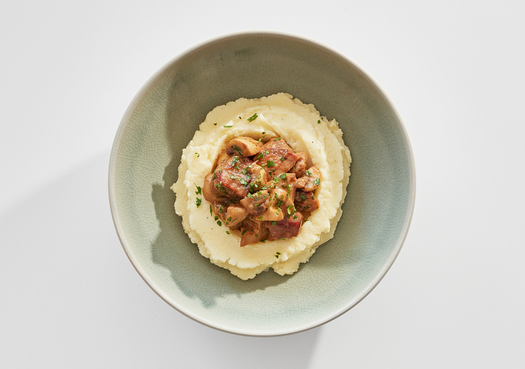 Pavo con salsa de setas y puré de patata